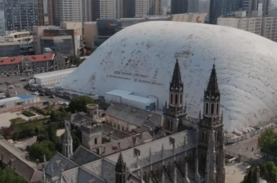 Cúpula inflável cobre obra inteira pra evitar barulho e poeira