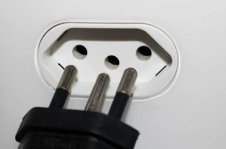 Deixar a máquina de lavar na tomada pode ser perigoso?