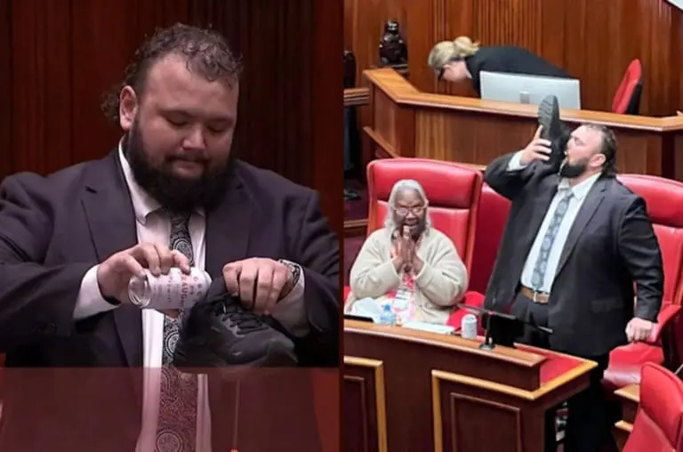 Deputado australiano encerra mandato bebendo cerveja no sapato