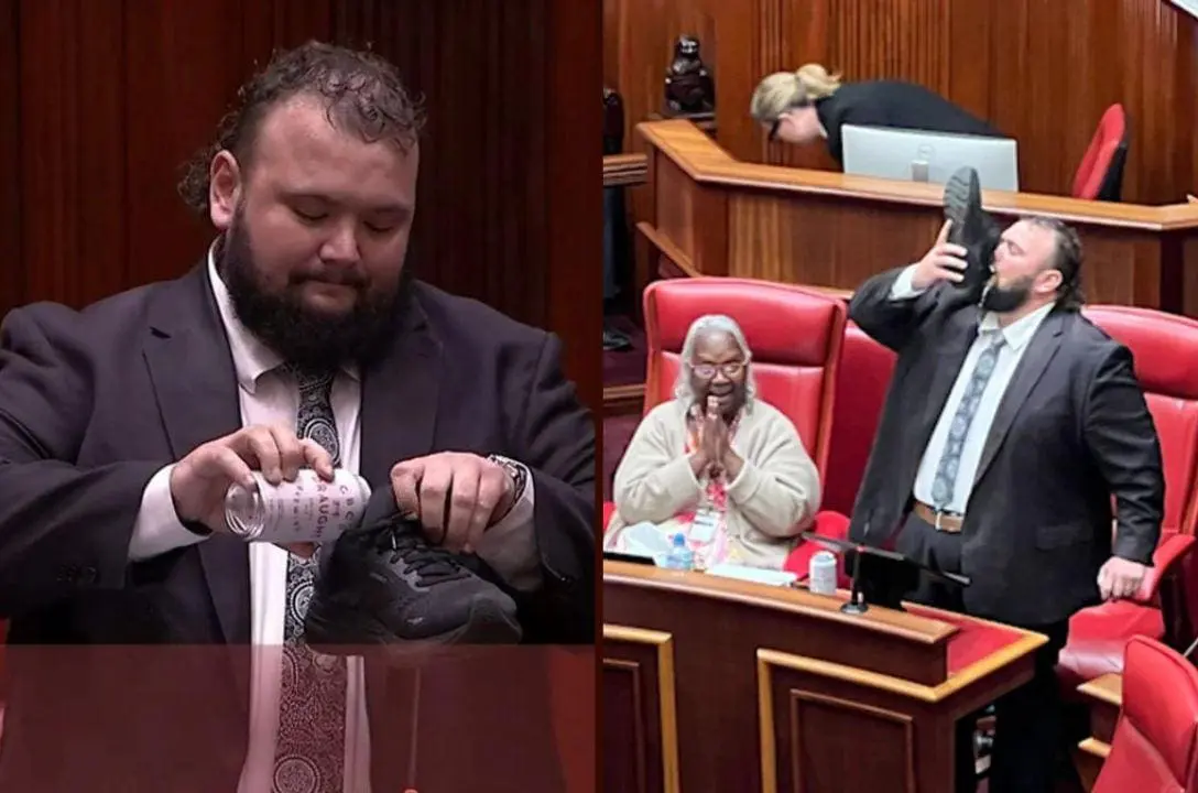 Deputado australiano encerra mandato bebendo cerveja no sapato