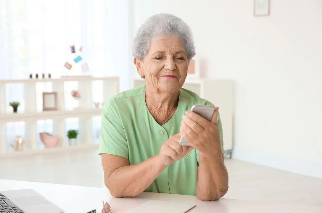 Dicas simples pra deixar o celular mais fácil pros idosos