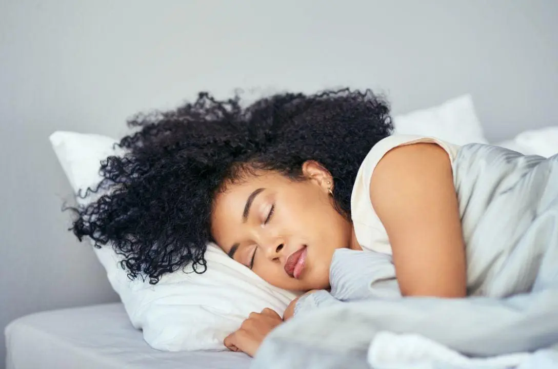 Dormir do lado esquerdo ou direito? Qual é melhor para sua saúde?