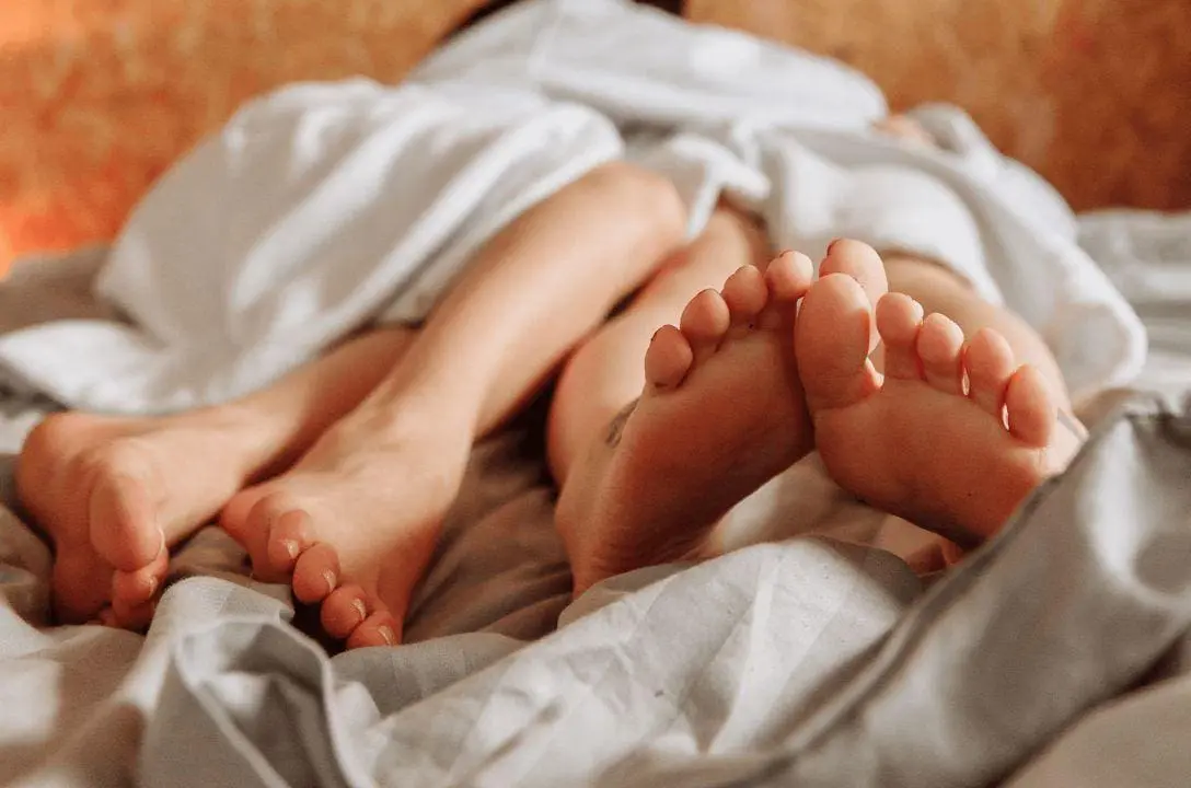 Dormir pelado faz bem pra saúde. Conheça cinco benefícios de dormir sem roupa.