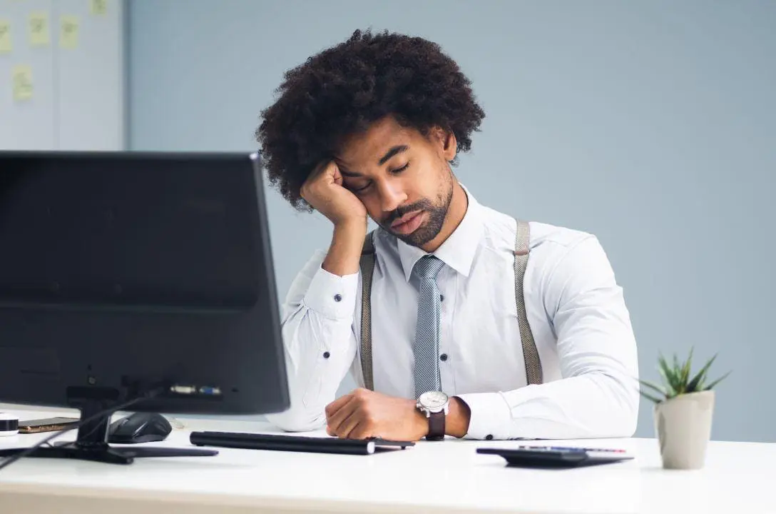 Dormiu menos de 6 horas? É como se fosse trabalhar bêbado