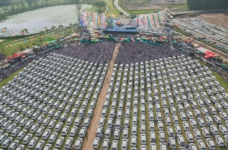 Empresário indiano dá 400 casas e 1.260 carros para funcionários