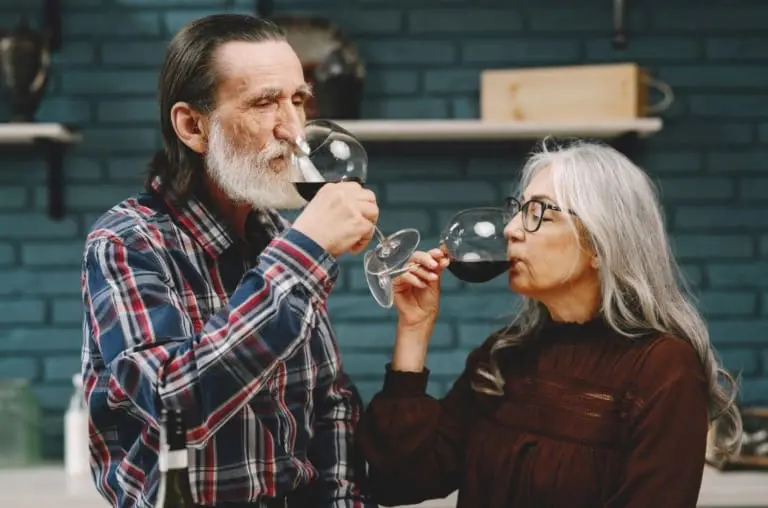 Entenda como e por que o álcool afeta mais seu corpo à medida que você envelhece