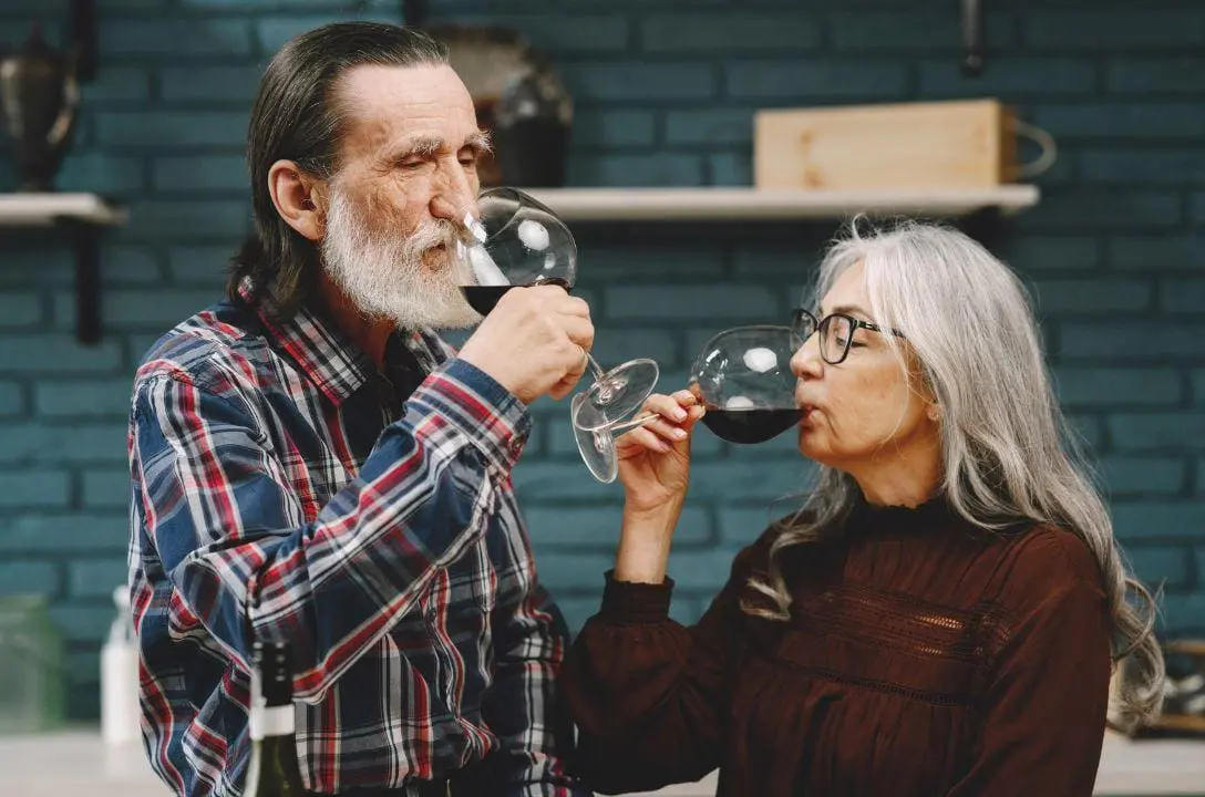 Entenda como e por que o álcool afeta mais seu corpo à medida que você envelhece