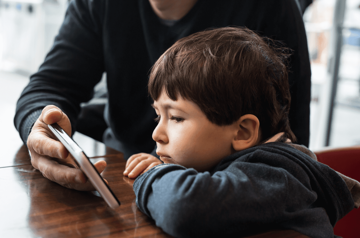 Entenda por que usar o celular para acalmar seu filho pode ser um problema