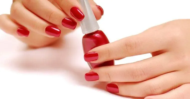 Esmalte Escuro Realmente Fortalece as Unhas?