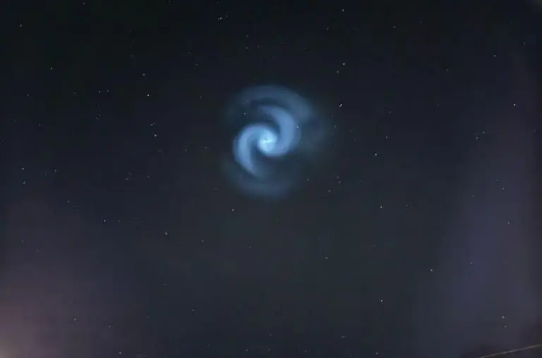 Espirais de luz no céu - Um sinal alienígena ou ciência?