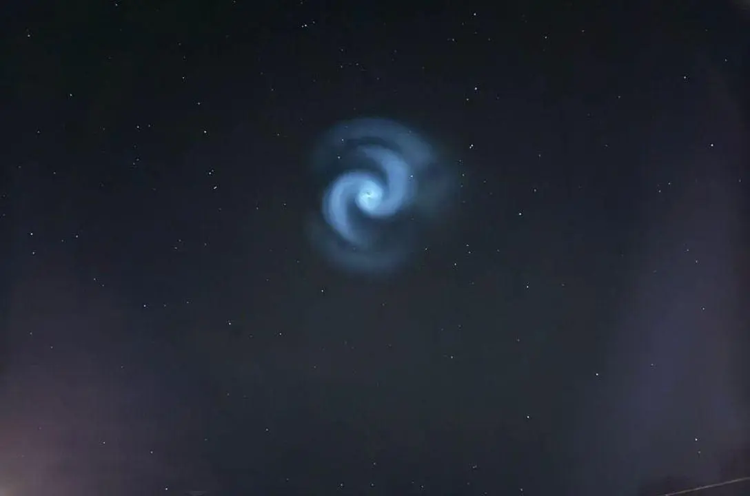 Espirais de luz no céu - Um sinal alienígena ou ciência?