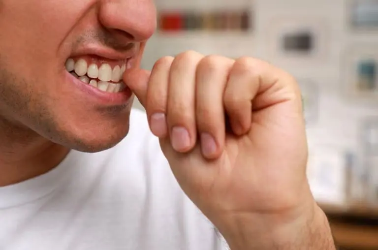 Esta é a melhor forma de parar de roer unhas e evitar danos à sua saúde, como a paroníquia