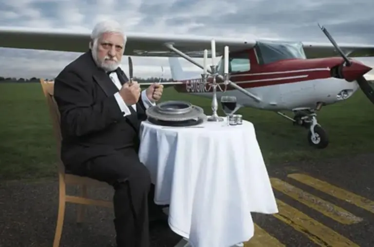 Este homem comeu um avião inteiro!