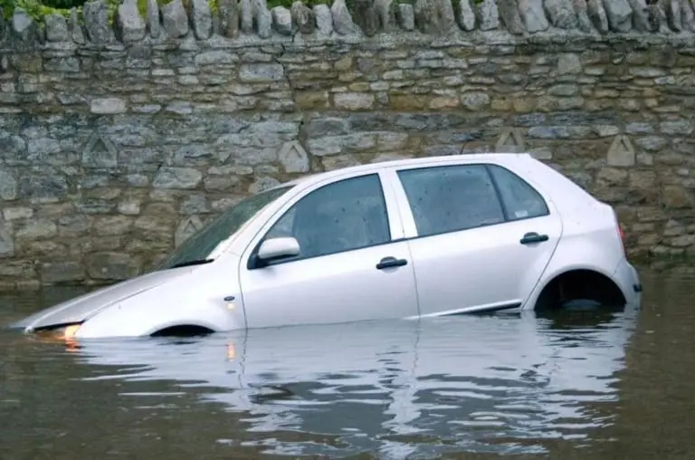 Estes são os passos essenciais para escapar com segurança de um carro afundando