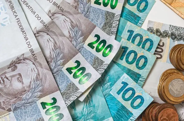 Estudo diz que comprar coisas com dinheiro em espécie deixa as pessoas mais felizes. Concorda?