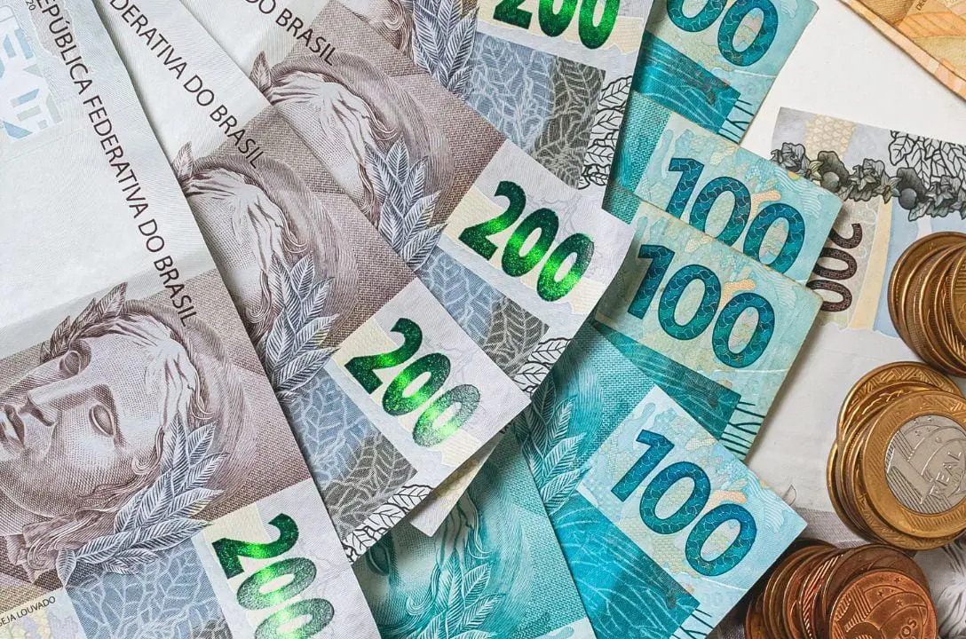 Estudo diz que comprar coisas com dinheiro em espécie deixa as pessoas mais felizes. Concorda?