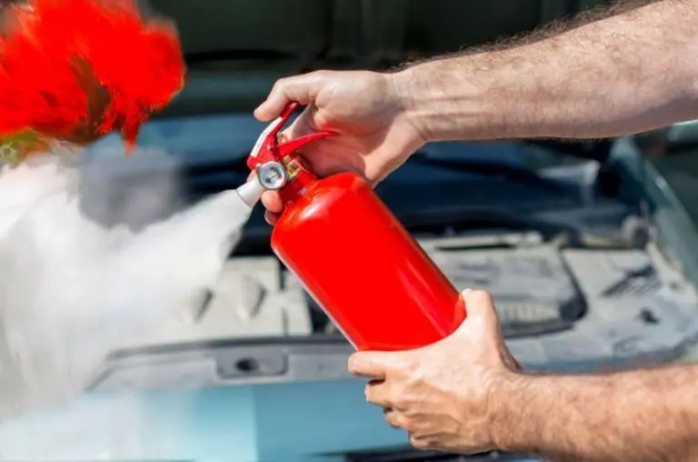 Extintor de incêndio no carro ainda é obrigatório? Como usar?