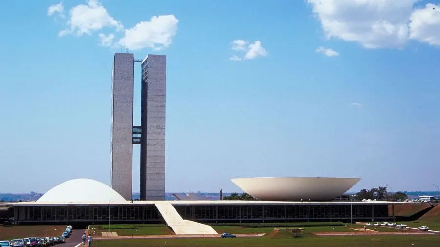 &Agrave; medida que a tecnologia ganhou visibilidade, surgiram rea&ccedil;&otilde;es de preocupa&ccedil;&atilde;o por parte de setores pol&iacute;ticos