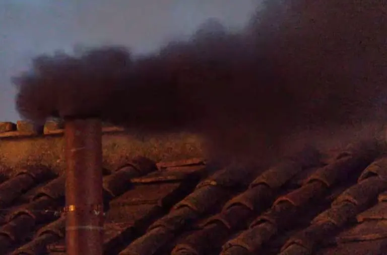 Fumaça preta no conclave: O papa ainda não vem!