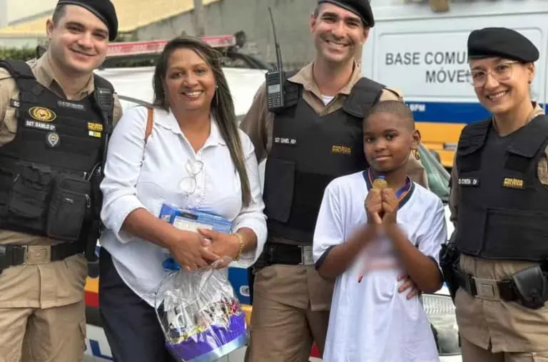 Garoto de 10 Anos encontra celular na rua, devolve para polícia e ganha presente