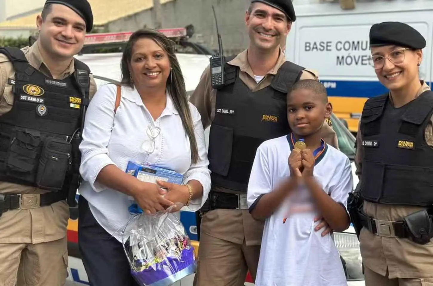 Garoto de 10 Anos encontra celular na rua, devolve para polícia e ganha presente