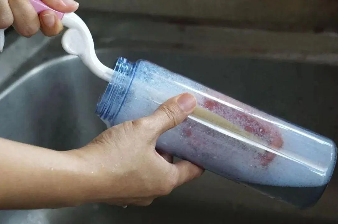 Garrafas de água possuem 40.000 vezes mais micróbios do que um vaso sanitário, saiba como higienizar