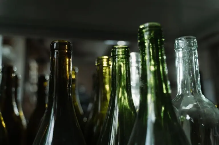 Garrafas de vidro têm mais microplásticos que as de plástico