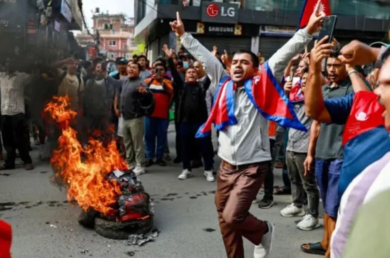 Geração Z derruba premiê do Nepal após revolta digital