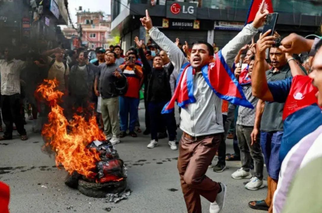 Geração Z derruba premiê do Nepal após revolta digital