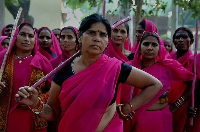 Gulabi Gang - Uma luta feminina por justiça na Índia