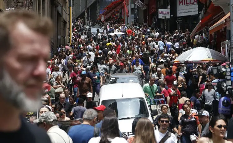 Hora trabalhada de pessoa branca vale 67,7% mais que a de negros