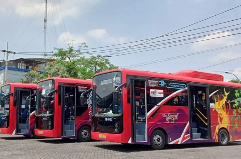 Indonésia troca lixo plástico por passagem de ônibus