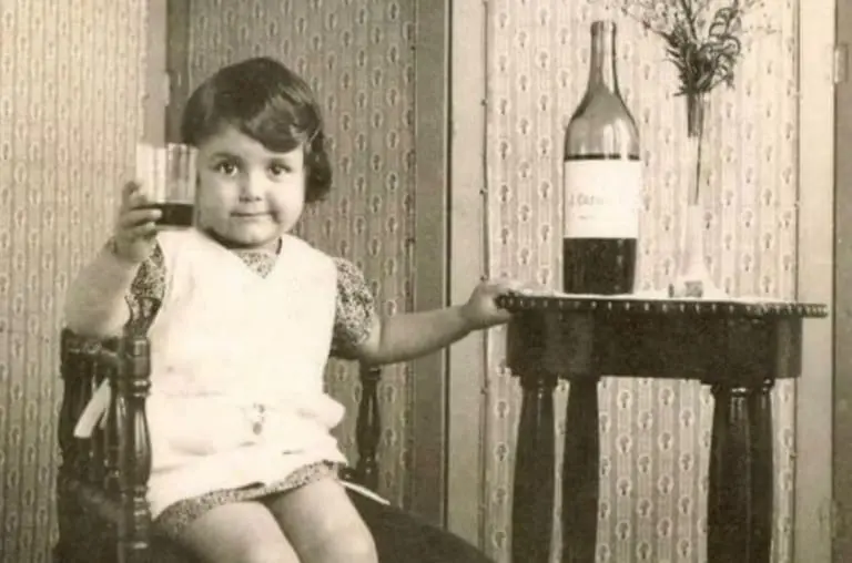 Já imaginou crianças tomando vinho na escola? Isso era normal na França