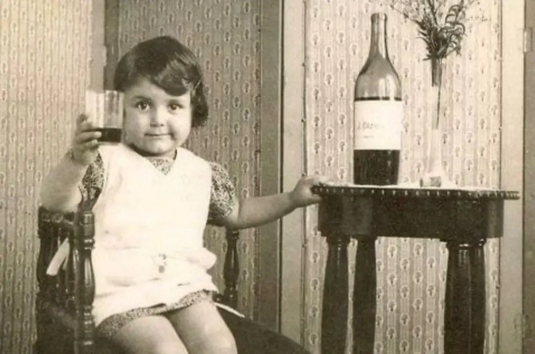 Já imaginou crianças tomando vinho na escola? Isso era normal na França
