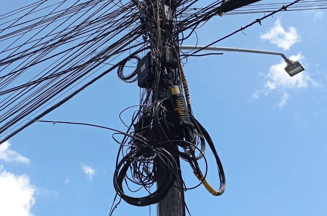 Já imaginou que os postes podem ser uma armadilha fatal?
