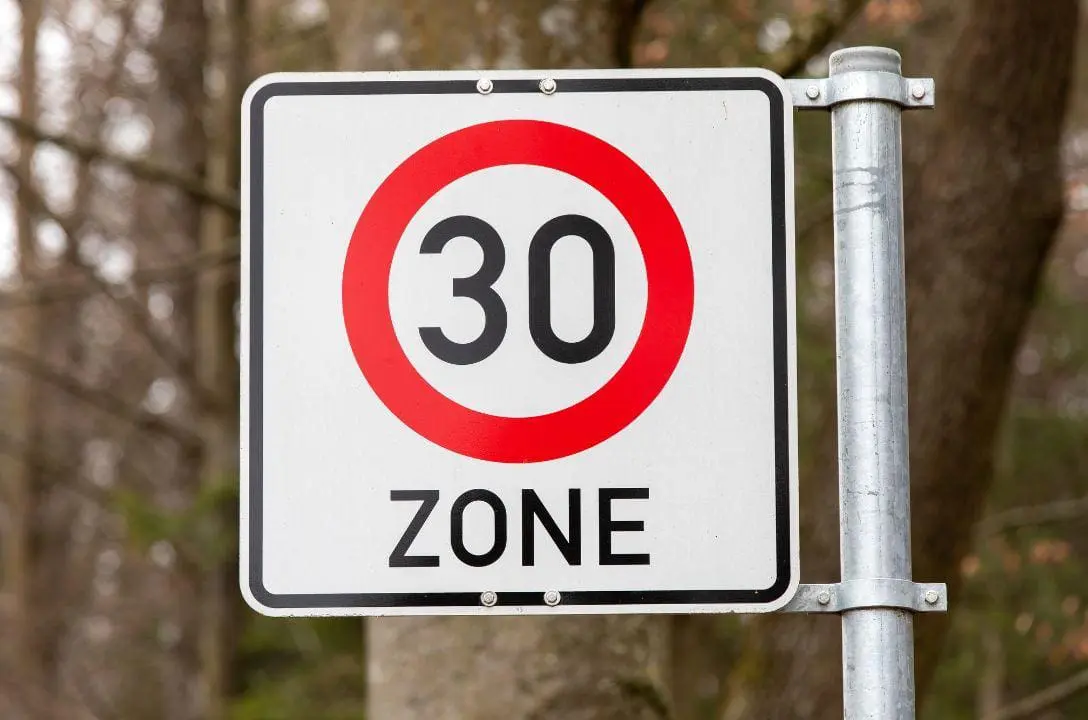 Já imaginou uma cidade onde a velocidade máxima é de 30 km/h?