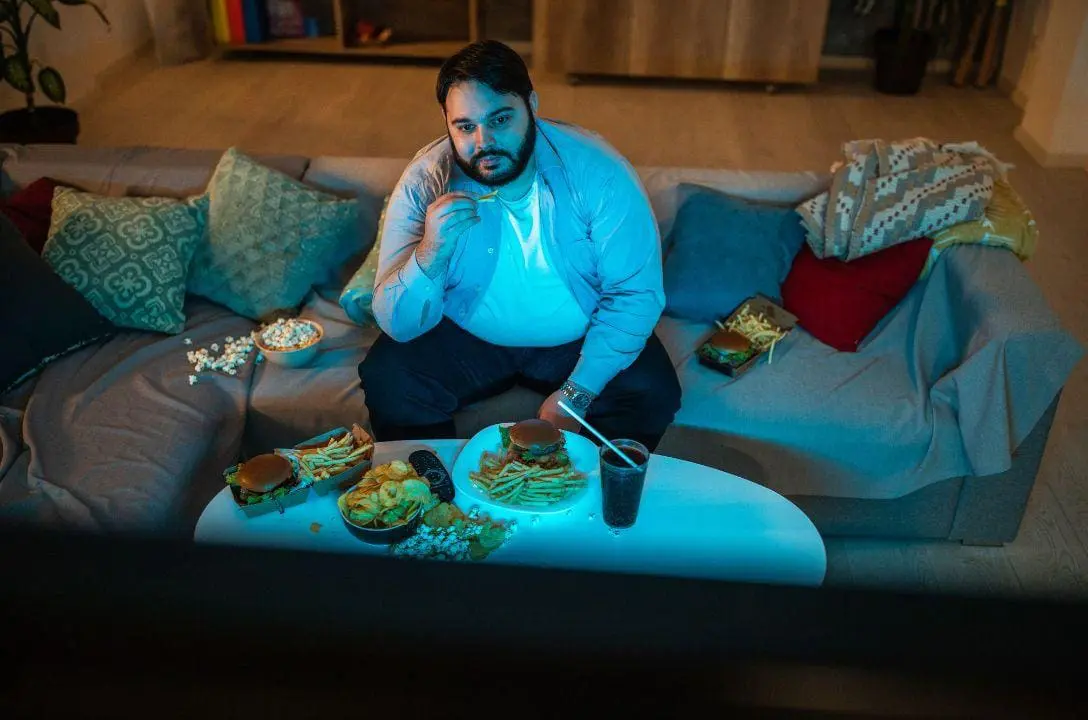 Jantar tarde faz mal? Descubra os impactos no seu corpo