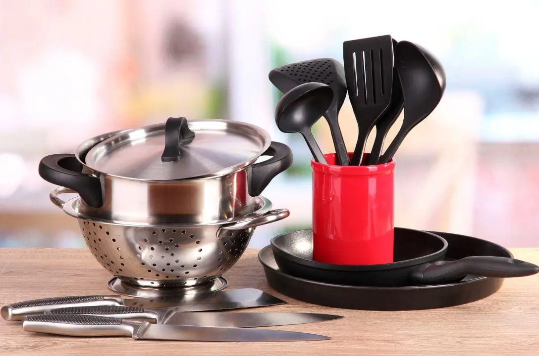Jogue fora agora os utensílios de cozinha na cor preta