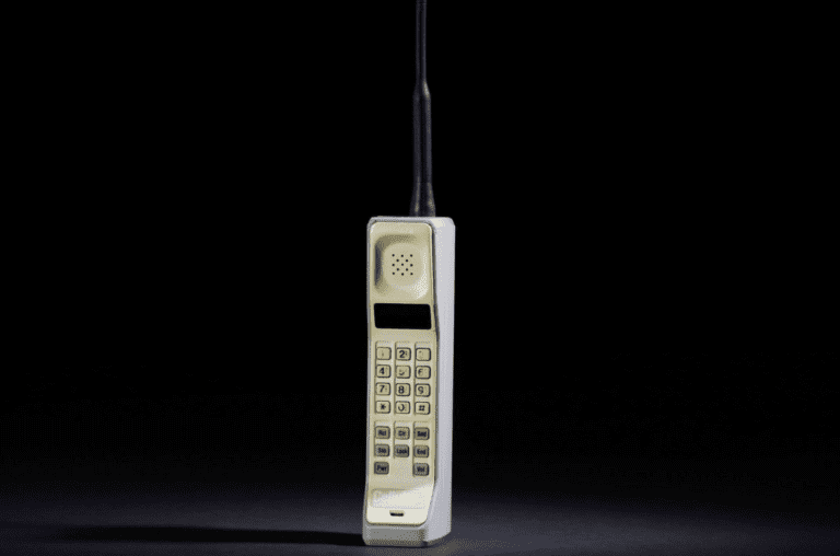 Luxo e tecnologia: O desenvolvimento do primeiro celular da história