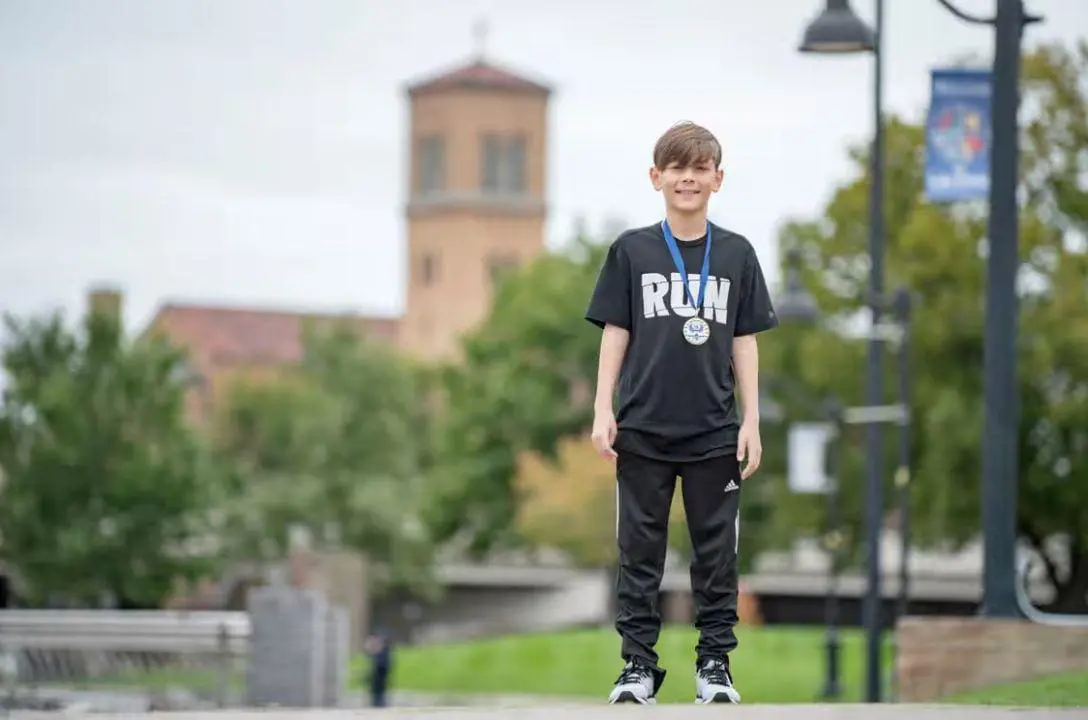 Menino de 9 anos venceu corrida para adultos por engano