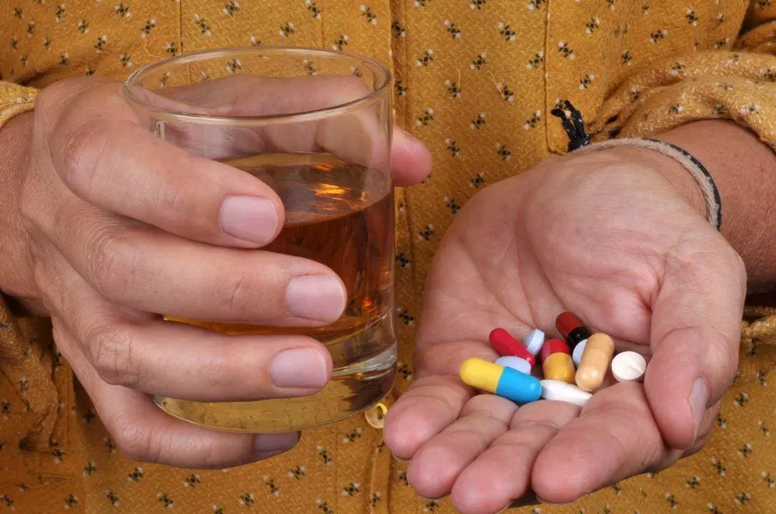 Misturar álcool e antibióticos realmente faz mal ou é mito?