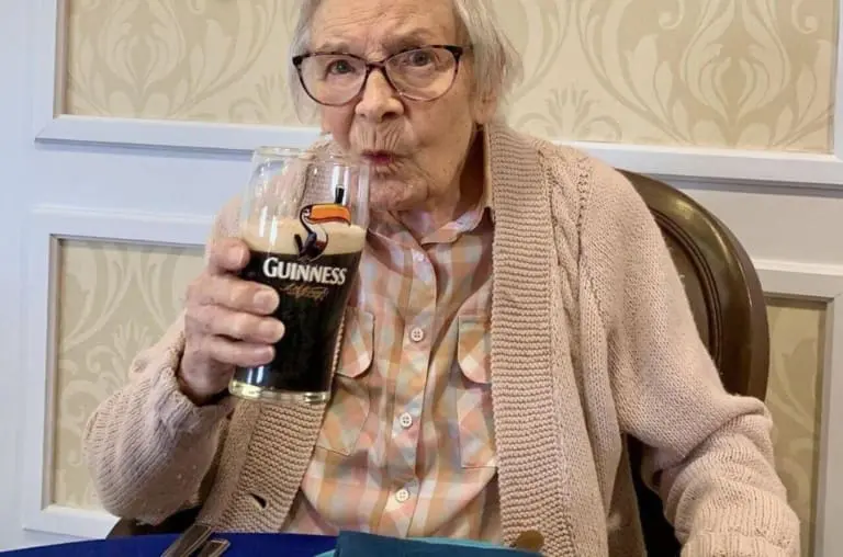 Mulher de 105 anos revela que o segredo da longevidade é beber cerveja e não se casar