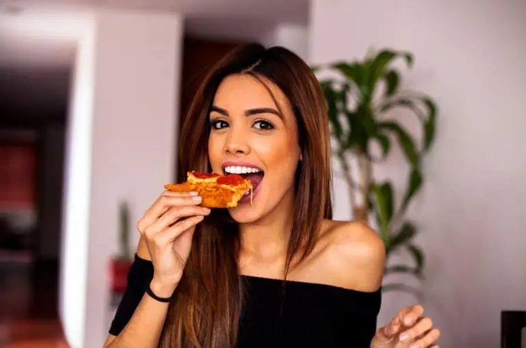 Mulheres são mais românticas de barriga cheia, diz estudo