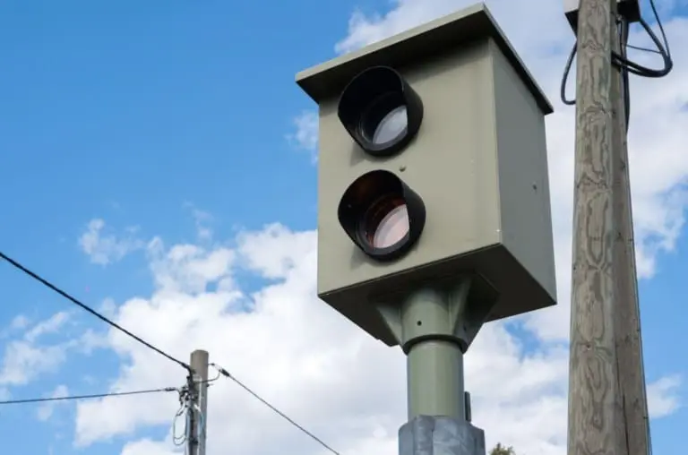 Não vai mais adiantar frear antes. Novos radares inteligentes medem velocidade por trecho
