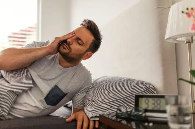 O hábito pouco higiênico que as pessoas fazem ao acordar, mas especialistas não aprovam