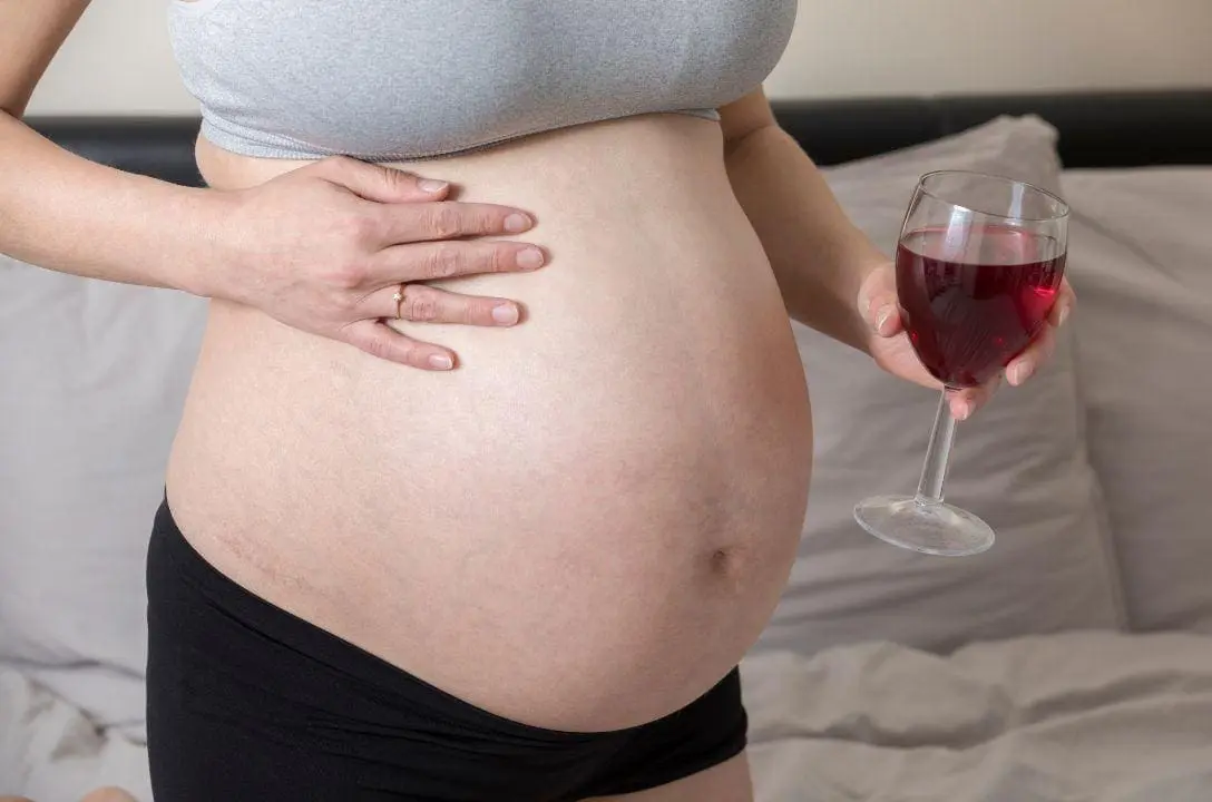 O que acontece com o bebê quando uma grávida bebe álcool?