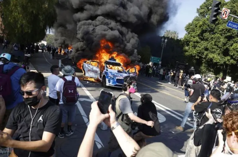 O que levou Los Angeles a decretar toque de recolher?
