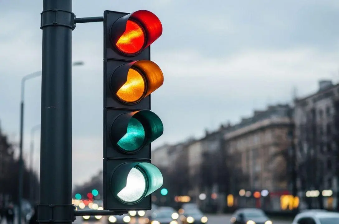 O que significa a quarta luz nos semáforos? Qual o motivo?