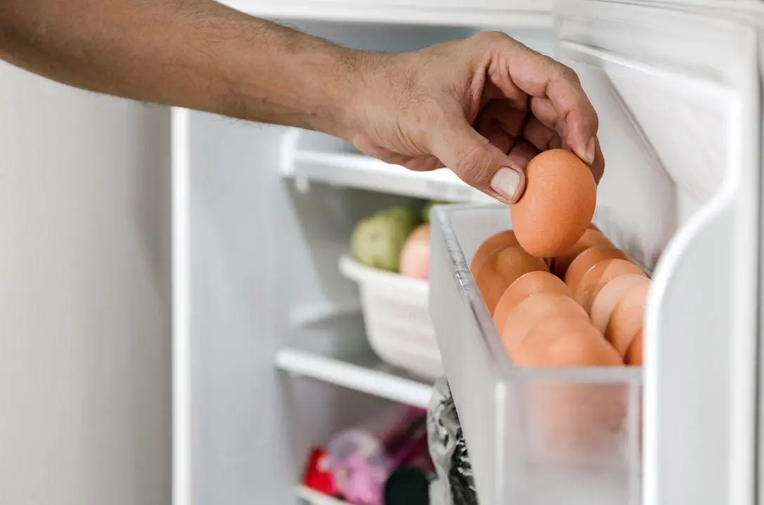 Onde devo guardar os ovos? Dentro ou fora da geladeira?