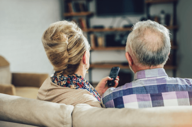Os Idosos Estão Abandonando a TV por Algo Mais Moderno?